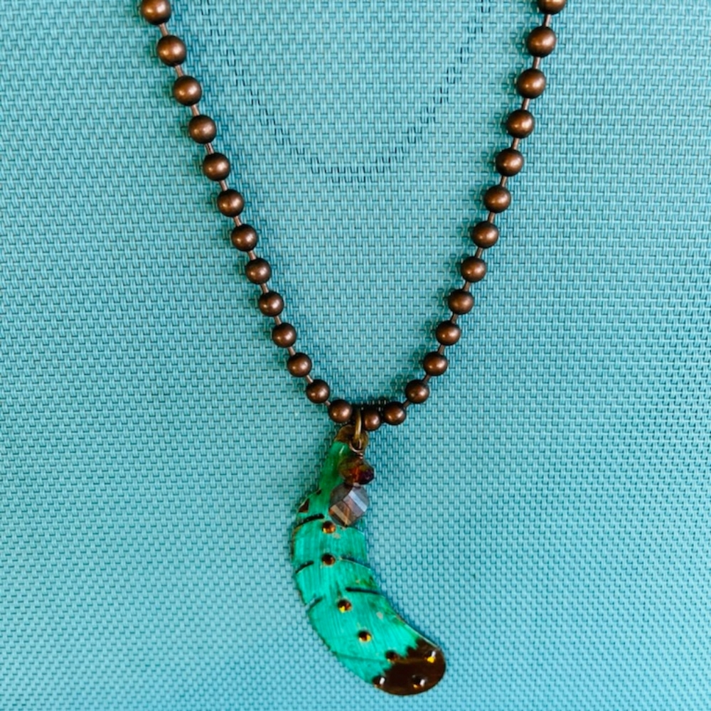 Necklace with leaf